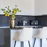 Luxury 2bd Flat - Pools - Parking - - Gym