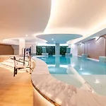 Luxury 2bd Flat - Pools - Parking - - Gym *
