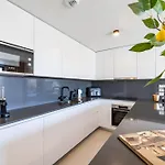 Luxury 2bd Flat - Pools - Parking - - Gym *