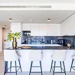 Luxury 2bd Flat - Pools - Parking - - Gym דירה