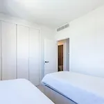 Luxury 2bd Flat - Pools - Parking - - Gym דירה