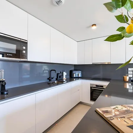 Luxury 2bd Flat - Pools - Parking - - Gym *