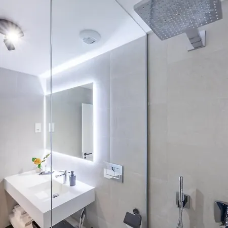 Luxury 2bd Flat - Pools - Parking - - Gym 아파트 *